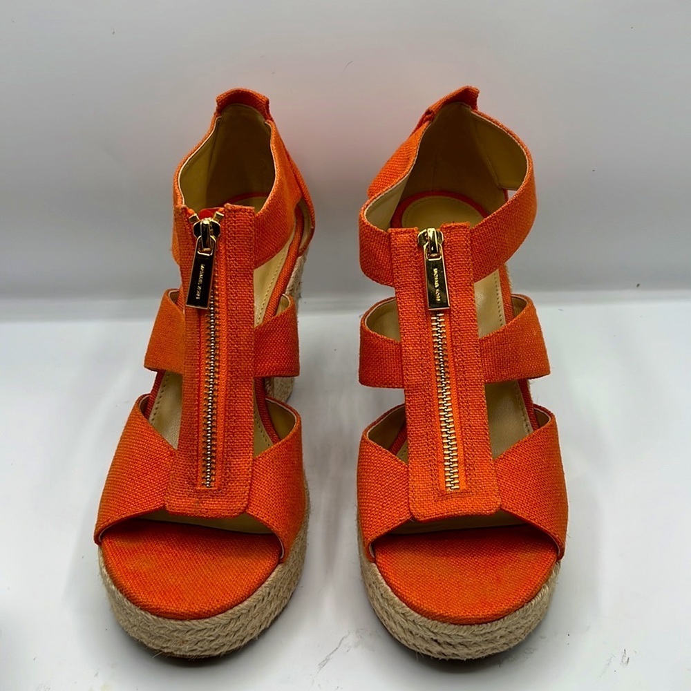 Michael Kors sandals in great condition.size 8.5M
